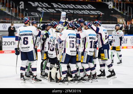 Wolfsburg, Deutschland. Mai 2021. Eishockey: DEL, Grizzlies Wolfsburg - Eisbären Berlin, Meisterschaftsrunde, Finale, Spieltag 2 in der Eis Arena. Die Berliner Spieler stehen nach dem Spiel auf dem Eis und jubeln. Quelle: Swen Pförtner/dpa/Alamy Live News Stockfoto