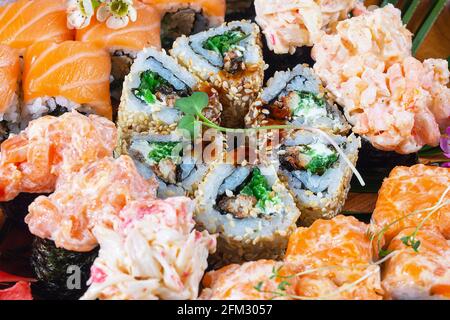 Sushi und Brötchen mit Sesamsamen aus nächster Nähe Stockfoto