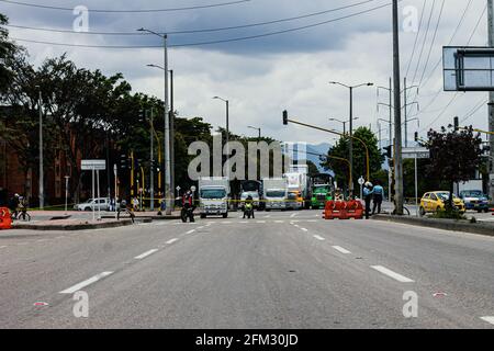 Wegen der Blockierung von Lastwagen auf der Autobahn Medellín, in der Calle 80 in Bogotá und Cundinamarca mobilisieren sich Menschen mit dem Fahrrad für einen Protest gegen die Regierung Stockfoto