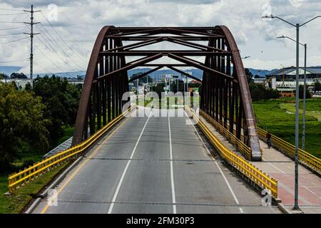 Wegen der Blockierung von Lastwagen auf der Autobahn Medellín, in der Calle 80 in Bogotá und Cundinamarca mobilisieren sich Menschen mit dem Fahrrad für einen Protest gegen die Regierung Stockfoto