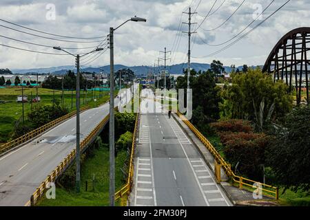 Wegen der Blockierung von Lastwagen auf der Autobahn Medellín, in der Calle 80 in Bogotá und Cundinamarca mobilisieren sich Menschen mit dem Fahrrad für einen Protest gegen die Regierung Stockfoto