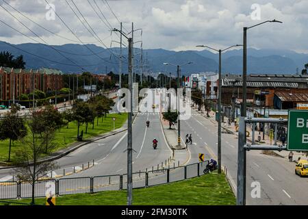 Wegen der Blockierung von Lastwagen auf der Autobahn Medellín, in der Calle 80 in Bogotá und Cundinamarca mobilisieren sich Menschen mit dem Fahrrad für einen Protest gegen die Regierung Stockfoto