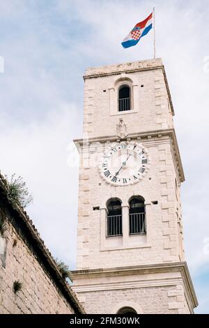 Glockenturm mit der Uhr der Kirche St. Johannes in Sibenik gegen den blauen Himmel Stockfoto