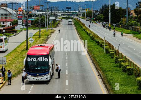 Wegen der Blockierung von Lastwagen auf der Autobahn Medellín, in der Calle 80 in Bogotá und Cundinamarca mobilisieren sich Menschen mit dem Fahrrad für einen Protest gegen die Regierung Stockfoto