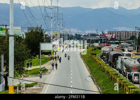 Wegen der Blockierung von Lastwagen auf der Autobahn Medellín, in der Calle 80 in Bogotá und Cundinamarca mobilisieren sich Menschen mit dem Fahrrad für einen Protest gegen die Regierung Stockfoto