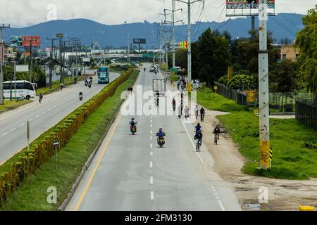 Wegen der Blockierung von Lastwagen auf der Autobahn Medellín, in der Calle 80 in Bogotá und Cundinamarca mobilisieren sich Menschen mit dem Fahrrad für einen Protest gegen die Regierung Stockfoto