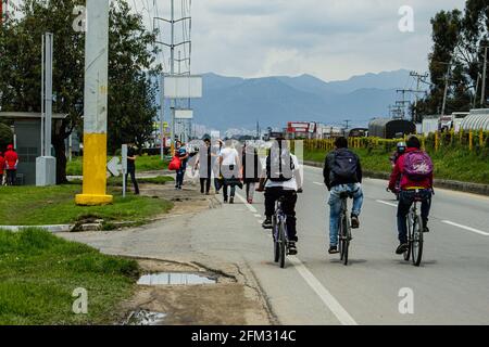 Wegen der Blockierung von Lastwagen auf der Autobahn Medellín, in der Calle 80 in Bogotá und Cundinamarca mobilisieren sich Menschen mit dem Fahrrad für einen Protest gegen die Regierung Stockfoto