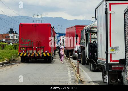 Blockade von Lastwagen auf der Autobahn Medellín, Calle 80 in und Cundinamarca aus Protest gegen die Regierung von Ivan Duque, Bogotá Kolumbien, 5/5/2021 Stockfoto