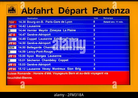 Bildschirm für die Abfahrt/Abfahrt der Züge mit Service- und Bahnsteigszeiten am Bahnhof Genf-Cornavin. Schweiz. (101) Stockfoto