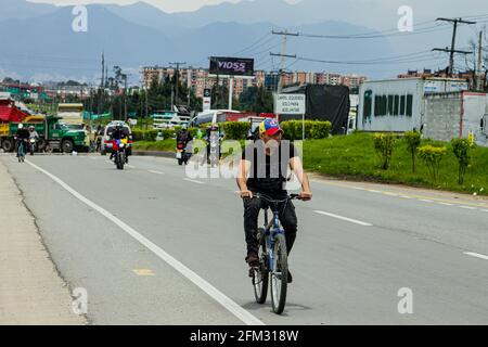 Wegen der Blockierung von Lastwagen auf der Autobahn Medellín, in der Calle 80 in Bogotá und Cundinamarca mobilisieren sich Menschen mit dem Fahrrad für einen Protest gegen die Regierung Stockfoto