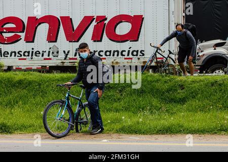 Wegen der Blockierung von Lastwagen auf der Autobahn Medellín, in der Calle 80 in Bogotá und Cundinamarca mobilisieren sich Menschen mit dem Fahrrad für einen Protest gegen die Regierung Stockfoto