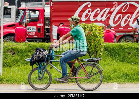 Wegen der Blockierung von Lastwagen auf der Autobahn Medellín, in der Calle 80 in Bogotá und Cundinamarca mobilisieren sich Menschen mit dem Fahrrad für einen Protest gegen die Regierung Stockfoto