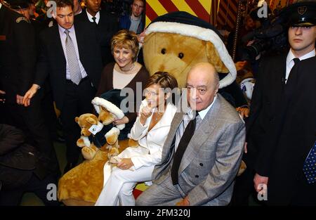 HARRODS WINTERVERKAUF JANUAR 2002VICTORIA BECKHAM UND LESLIE GARRETT BEI DER ERÖFFNUNG DES HARRODS-VERKAUFS HEUTE MORGEN, NACHDEM BEN VON HERRN MOHAMMED AL FAYED BEGLEITET WURDE. FOTO ANDY PARADISE Stockfoto