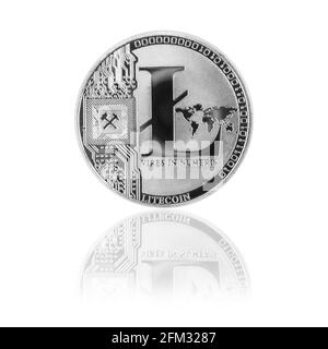 Silberne Litecoin mit Reflexion isoliert auf weißem Hintergrund, Krypto-Währungsmünze auf dem Glastisch Stockfoto