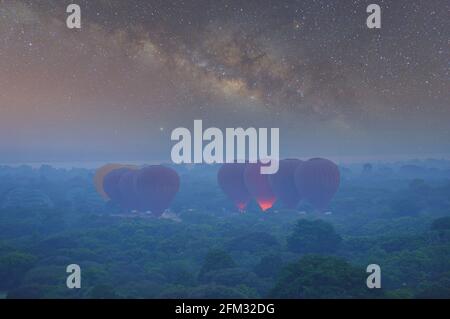 Heißluftballons, die bereit sind, unter der Milchstraße, Myanmar, abzuheben Stockfoto