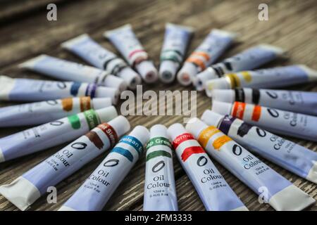 Farbe Rohre, Bürsten für Malerei und Palette Messer auf alten Holz- Hintergrund. Stockfoto