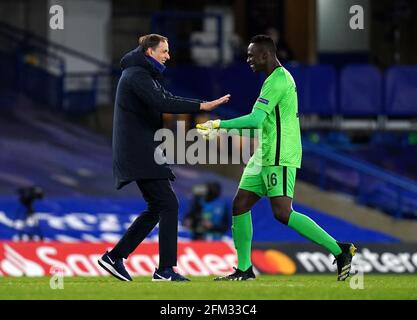 Chelsea-Manager Thomas Tuchel begrüßt Torhüter Edouard Mendy nach dem finalen Pfeifen während des UEFA Champions League Halbfinals in Stamford Bridge, London. Bilddatum: Mittwoch, 5. Mai 2021. Stockfoto