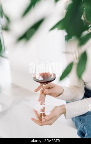 Nahaufnahme einer Frau, die ein Glas Rotwein genießt Stockfoto