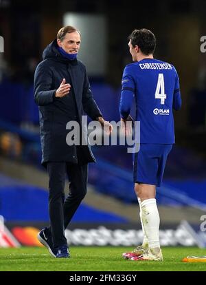 Chelsea-Manager Thomas Tuchel begrüßt den Chelsea-Spieler Andreas Christensen nach dem Abpfiff während des UEFA Champions League-Halbfinales in Stamford Bridge, London. Bilddatum: Mittwoch, 5. Mai 2021. Stockfoto