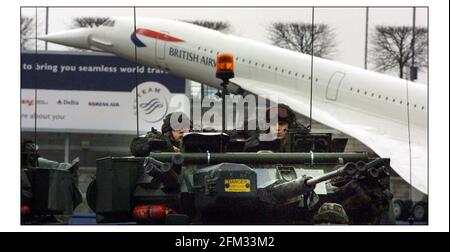 Militärfahrzeuge und Soldaten sorgen für die Polizeisicherheit in Heathrow Flughafen David Sandison 11/2/2003 Stockfoto