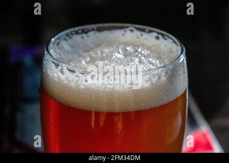 Ein Glas Craft-Blondes-Bier. Stockfoto