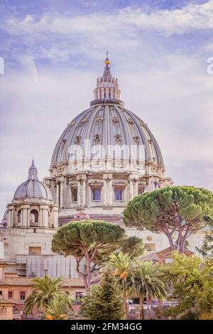 Vatikanstadt, Vatikan - 12. Oktober 2016: Blick auf die Kuppel des Petersdoms oder der Basilica di San Pietro Stockfoto