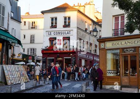 Touristen und Pariser entspannen sich und erkunden die Restaurants und Straßen des trendigen Montmartre-Viertels, Paris, Frankreich Stockfoto