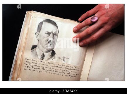 Ein Porträt von Adolf Hitler, gezeichnet von Miss Jessie M Colley aus Wellington, Neuseeland, das vom damaligen Führer unterzeichnet wurde, soll am 24. märz 2000 bei phillips 8,000 bis 6,000 zum Verkauf bringen Stockfoto