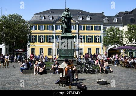 2 Straßenmusiker, die vor einer Menschenmenge vor dem Beethoven-Denkmal auf dem Münsterplatz, Bonn, Gitarre spielen Stockfoto