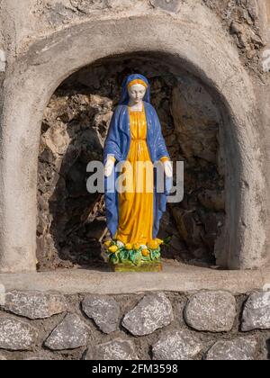 POSITANO, ITALIEN- 14. JUNI 2019: Aufnahme einer ceamic Statue einer Frau, mit Zitronen zu ihren Füßen, ausgestellt in einem Geschäft am Straßenrand an der amalfiküste Stockfoto