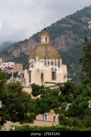 Nahaufnahme der Kirche santa maria assunta in positano, italien Stockfoto