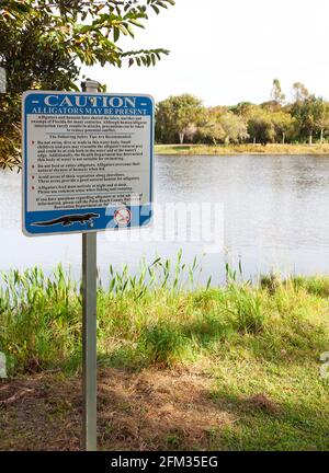 Schild Warnung vor Alligatoren in einem See in Florida. Stockfoto