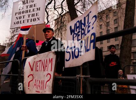 SERBISCHE ANTI-NATO-DEMONSTRATION 1999OPPOSITE. MÄRZ DOWNING STREET Stockfoto