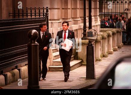 Gordon Brown MP Schatzkanzler Nov 1998 Schatzkanzler Ankunft in der Downing Street 10 für eine Kabinettssitzung - vorher Er wendet sich mit seinem Vorbudget an das Unterhaus Erklärung Stockfoto