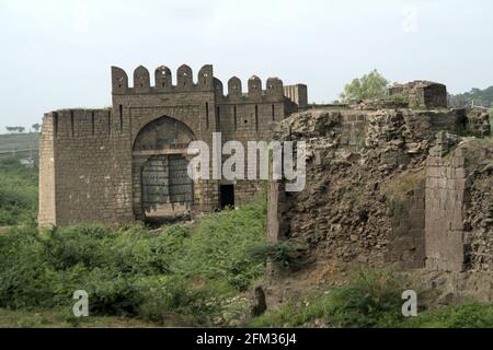 Nahaufnahme des Tores in der Festungsmauer der historischen Stadt Bijapur, Karnataka, Indien Stockfoto