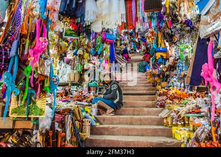 MT POPA, MYANMAR - 8. DEZEMBER 2016: Souvenirverkäufer auf der Treppe zum Mt Popa, Myanmar Stockfoto