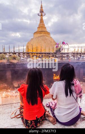 MT KYAIKTIYO, MYANMAR - 11. DEZEMBER 2016: Pilger beten am Mt Kyaiktiyo Golden Rock, Myanmar Stockfoto