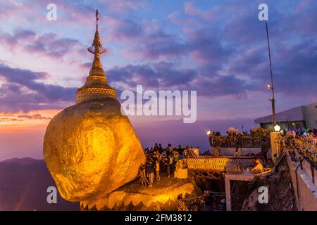 MT KYAIKTIYO, MYANMAR - 11. DEZEMBER 2016: Pilger besuchen Mt Kyaiktiyo Golden Rock , Myanmar Stockfoto