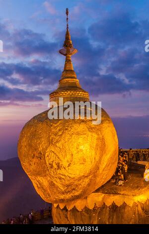 KYAIKTIYO, MYANMAR - 11. DEZEMBER 2016: Golden Rock Kyaiktiyo Pagode bei Sonnenuntergang, Myanmar Stockfoto