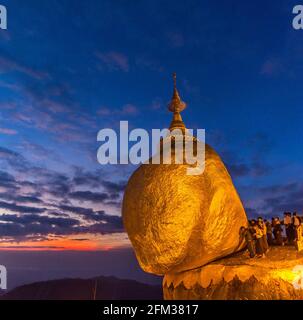 KYAIKTIYO, MYANMAR - 11. DEZEMBER 2016: Golden Rock Kyaiktiyo Pagode bei Sonnenuntergang, Myanmar Stockfoto