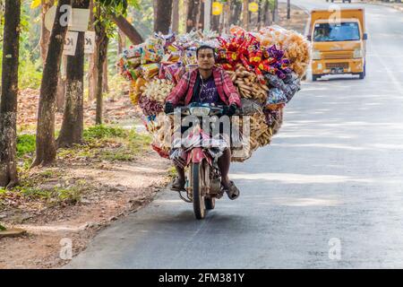 HPA AN, MYANMAR - 13. DEZEMBER 2016: Einheimischer auf einem schwer beladenen Motorrad in der Nähe von hPa an. Stockfoto