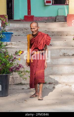 HPA AN, MYANMAR - 13. DEZEMBER 2016: Ein älterer Mönch in der Nähe der Saddan-Höhle in der Nähe von hPa an, Myanmar Stockfoto