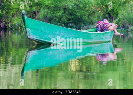 HPA AN, MYANMAR - 13. DEZEMBER 2016: Einheimischer auf einem Boot am See in der Nähe der Saddan-Höhle in der Nähe von hPa an, Myanmar Stockfoto