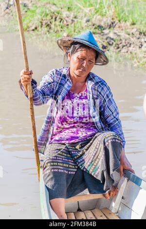 HPA AN, MYANMAR - 13. DEZEMBER 2016: Einheimische Frau auf einem Boot am See in der Nähe der Saddan-Höhle in der Nähe von hPa an, Myanmar Stockfoto