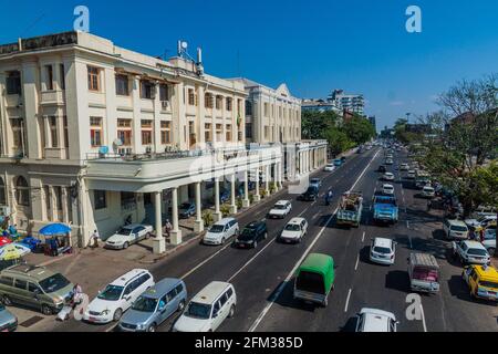 YANGON, MYANMAR - 15. DEZEMBER 2016: Blick auf die Strand Road und koloniale Gebäude in Yangon. Stockfoto