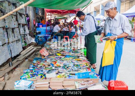 YANGON, MYANMAR - 15. DEZEMBER 2016: Straßenbuchstand in Yangon. Stockfoto