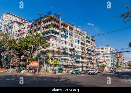 YANGON, MYANMAR - 15. DEZEMBER 2016: Alte baufällige Gebäude in Yangon. Stockfoto