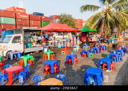 YANGON, MYANMAR - 15. DEZEMBER 2016: Street Food Stände im Botataung Hafen in Yangon. Stockfoto