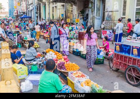 YANGON, MYANMAR - 15. DEZEMBER 2016: Obststände auf einer Straße in Yangon. Stockfoto