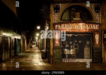 Eine geschlossene Apotheke in La Rambla von Barcelona während der Nachtflucht verhängt, um die Ausbreitung des Coronavirus einzudämmen. Zeitgleich mit dem Ende des Alarmzustands am kommenden Sonntag, dem 9. Mai, wird es im gesamten katalanischen Gebiet wieder Freiheit für die Nachtmobilität geben. Stockfoto